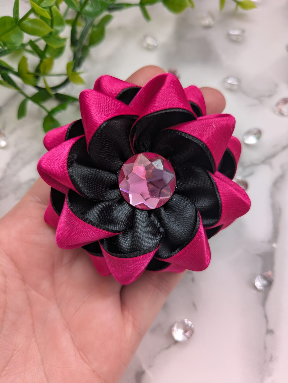 Schwarz-Pink Blumen Schleife – handgefertigt mit funkelndem Kristallstein