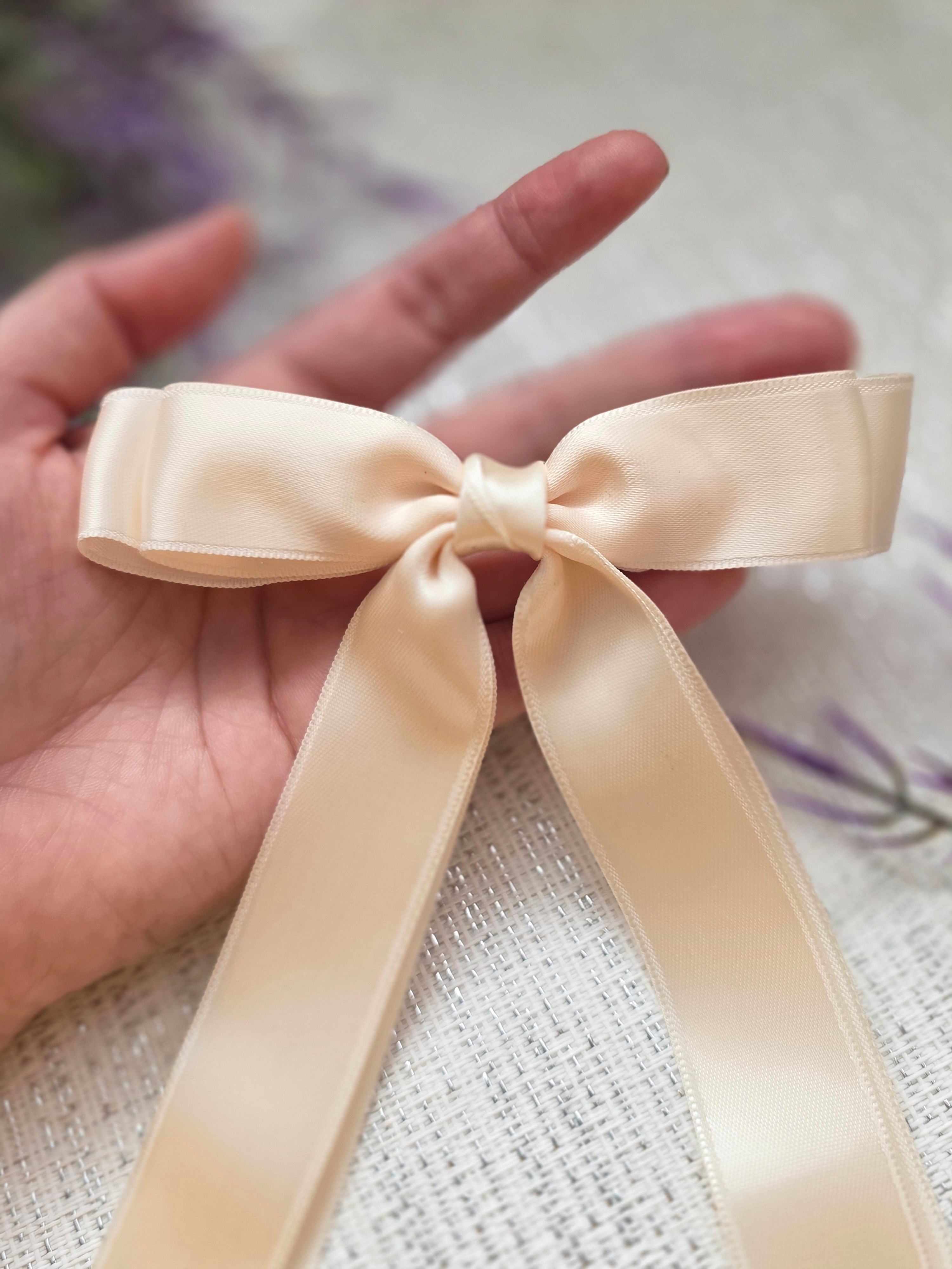 „Creme Eleganz“ – Satin-Haarschleife