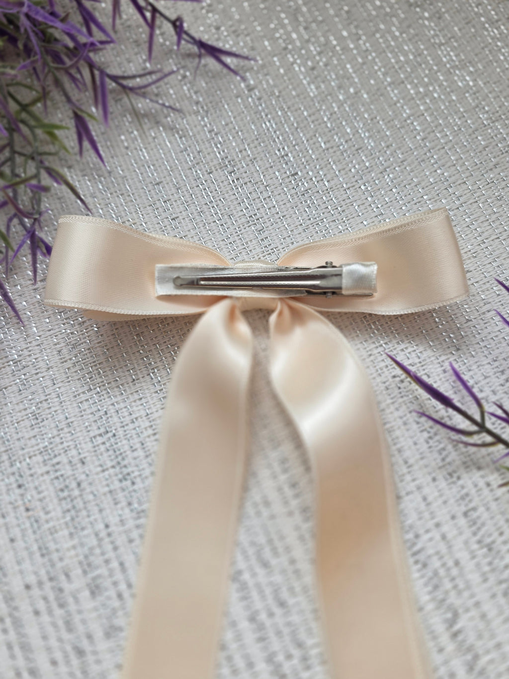 „Creme Eleganz“ – Satin-Haarschleife