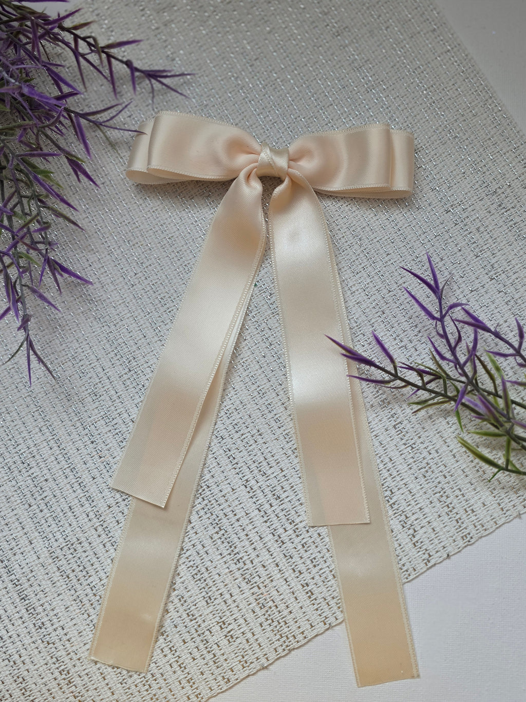 „Creme Eleganz“ – Satin-Haarschleife
