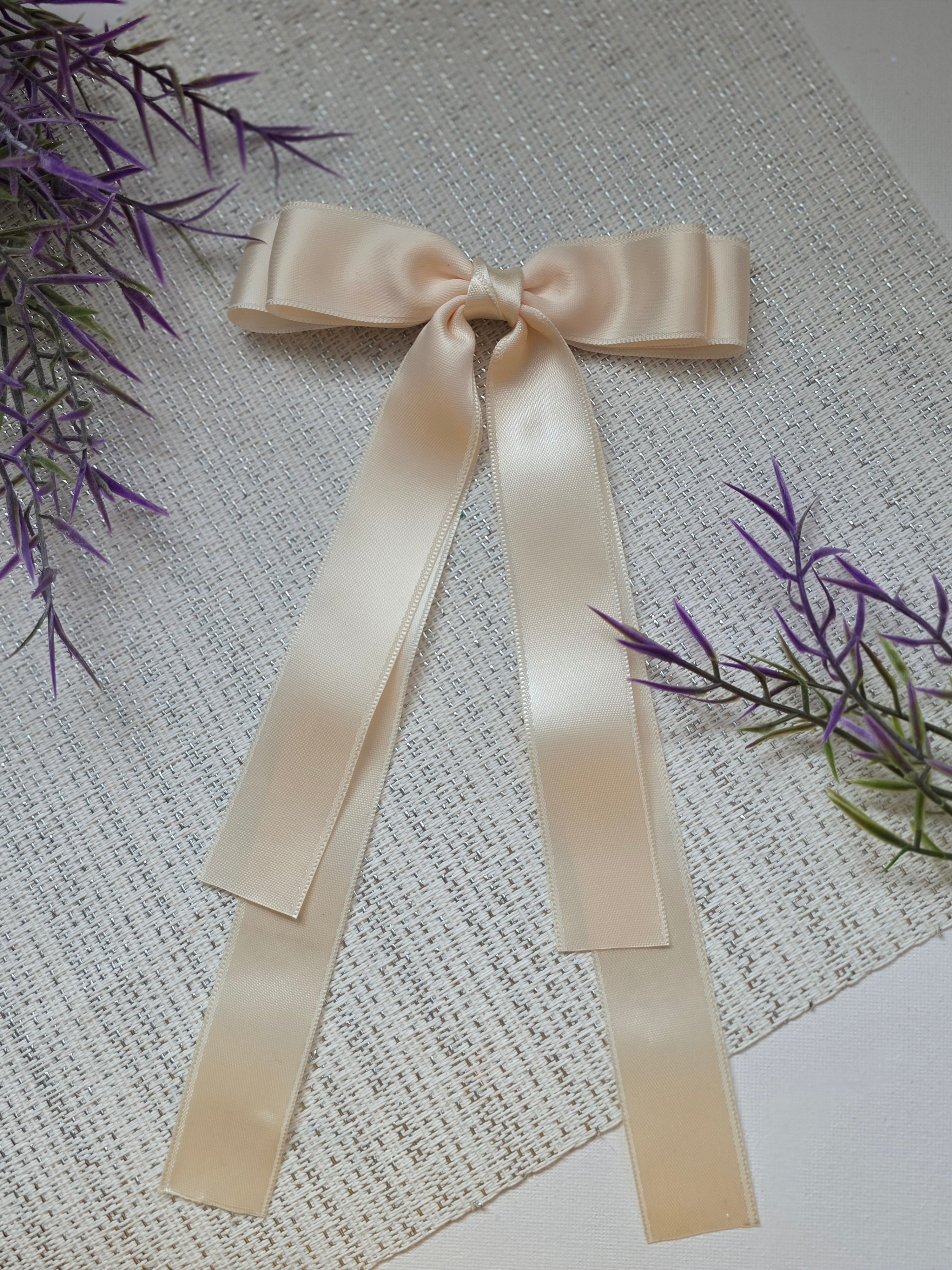 „Creme Eleganz“ – Satin-Haarschleife