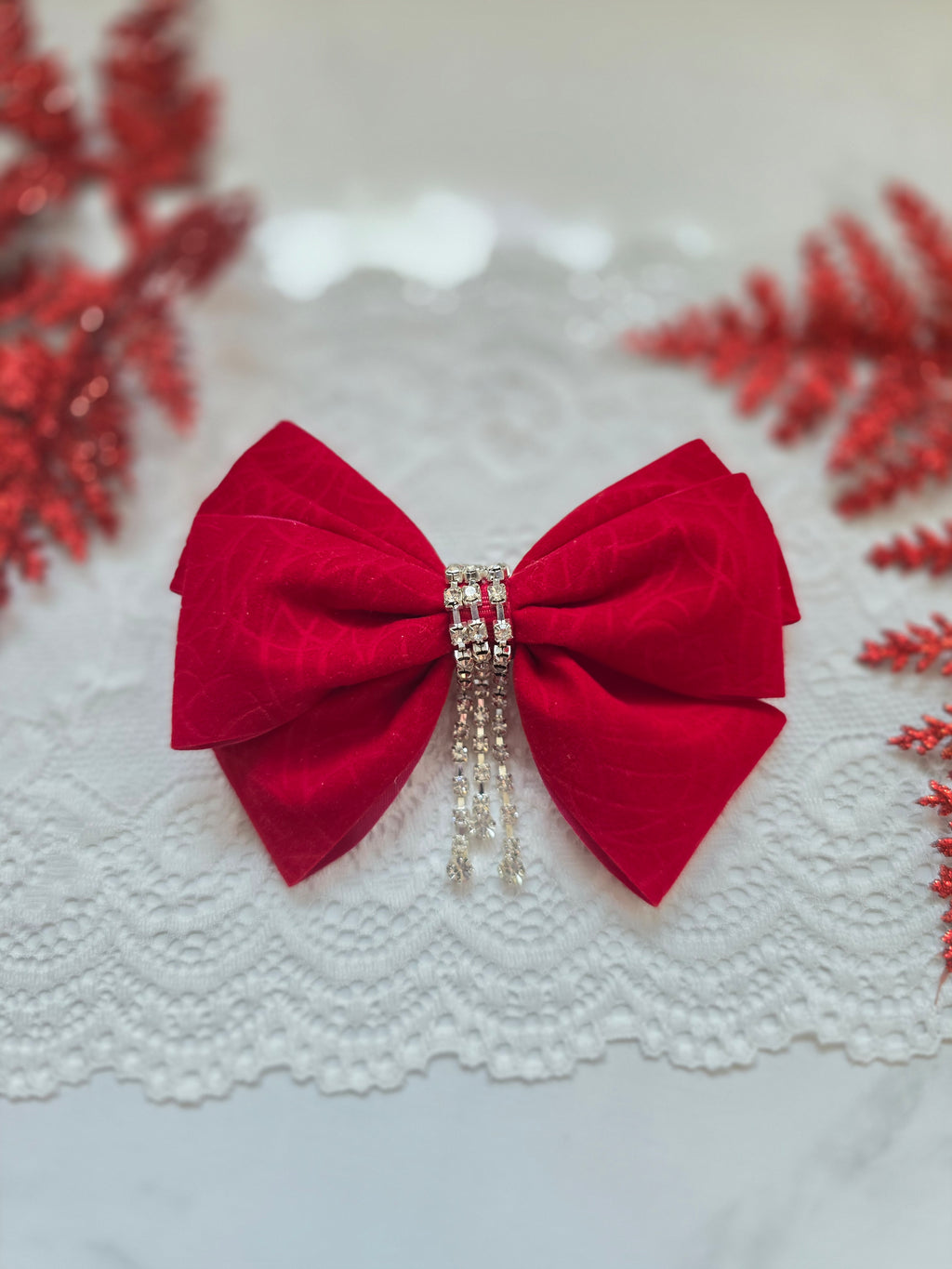 Rubinrote Winterzauber-Haarschleife