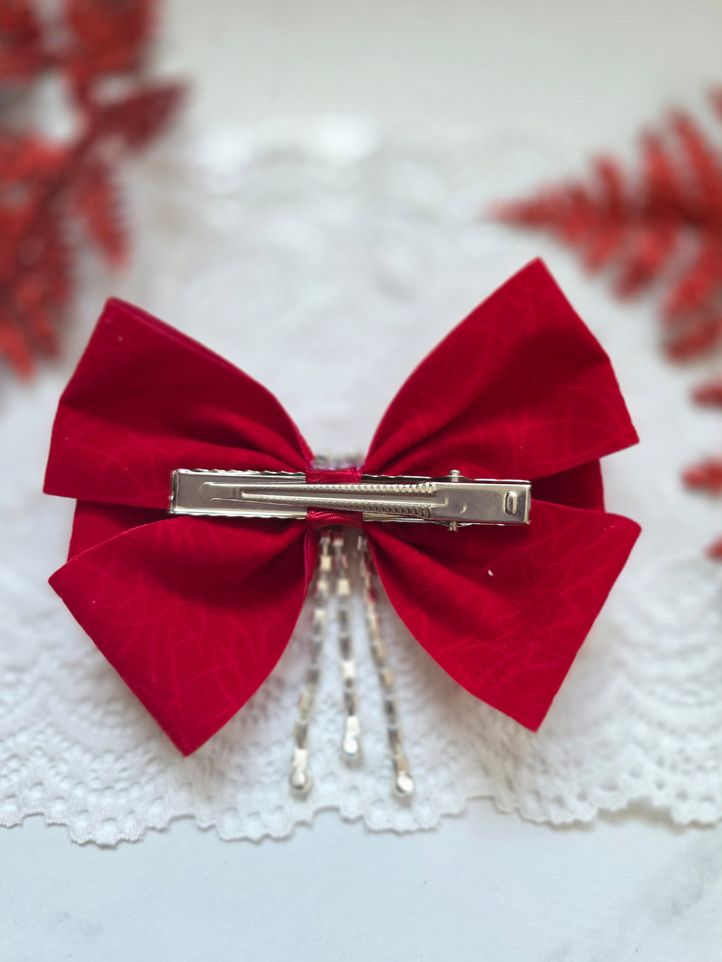 Rubinrote Winterzauber-Haarschleife