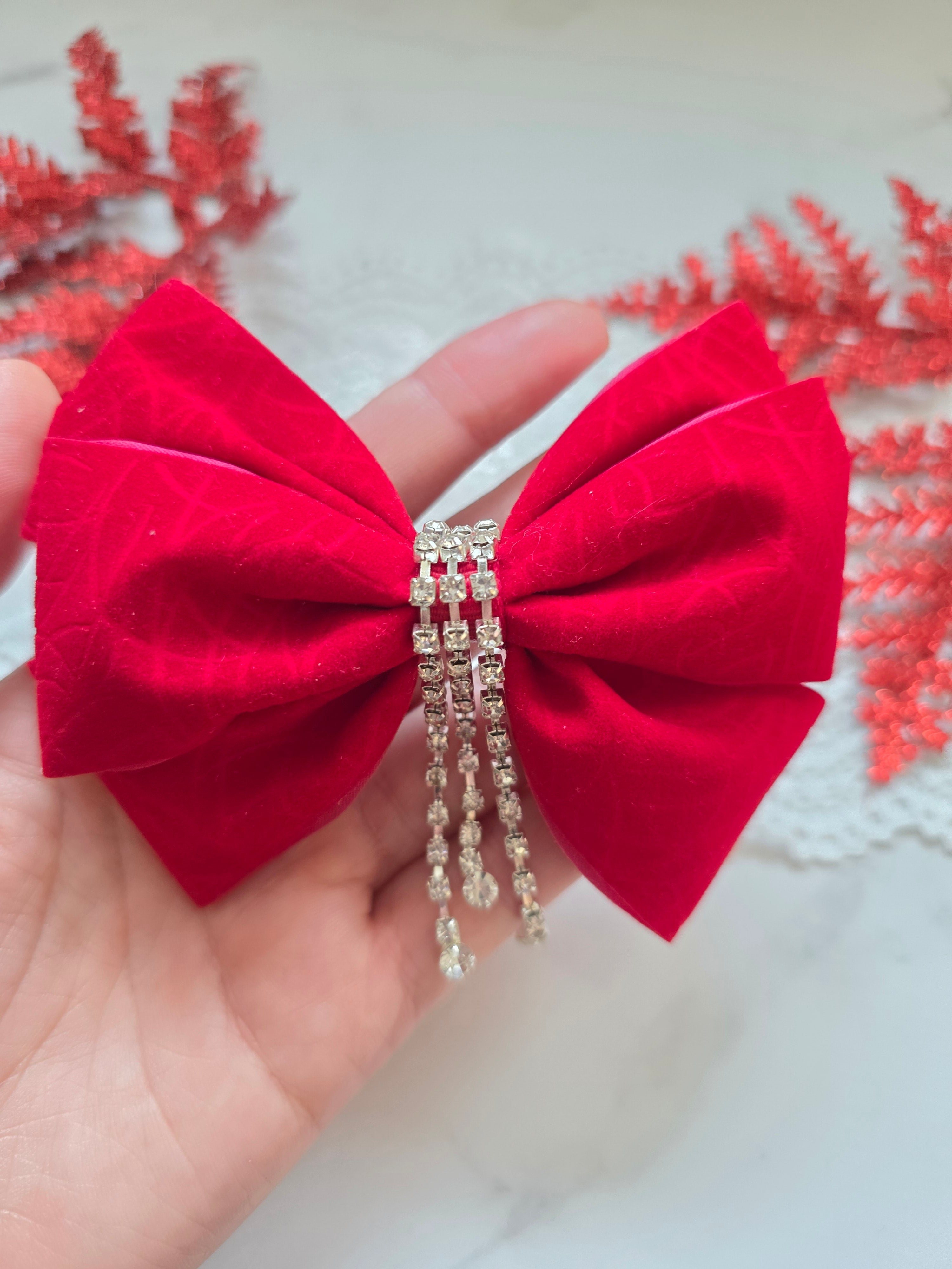 Rubinrote Winterzauber-Haarschleife