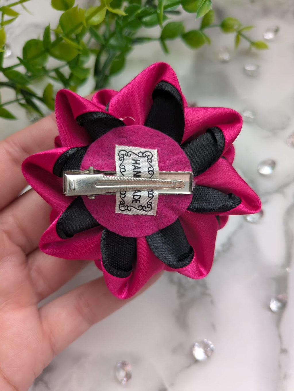 Schwarz-Pink Blumen Schleife – handgefertigt mit funkelndem Kristallstein