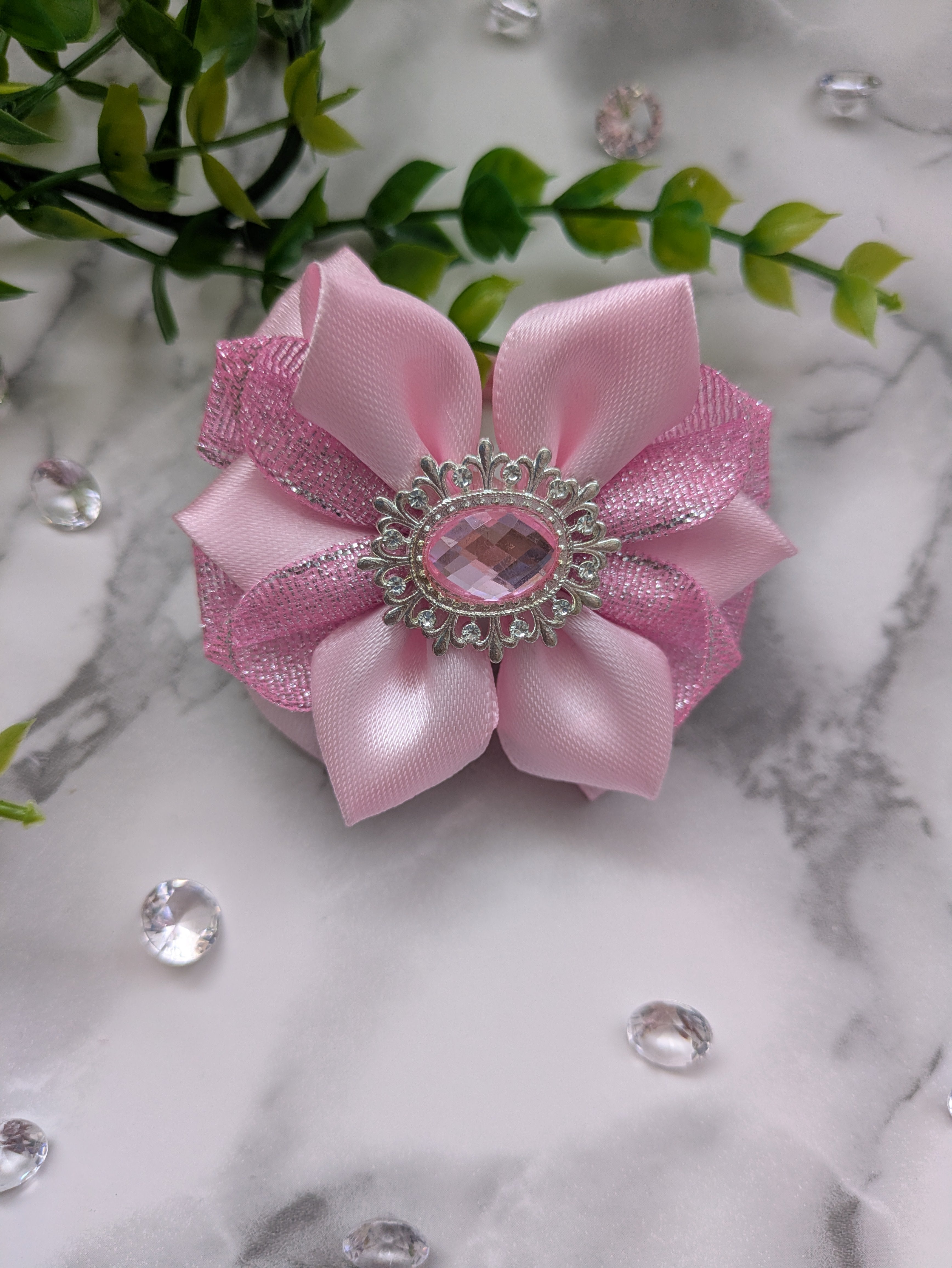 Rosenglanz Handmade – Elegante Kristall-Haarschleife