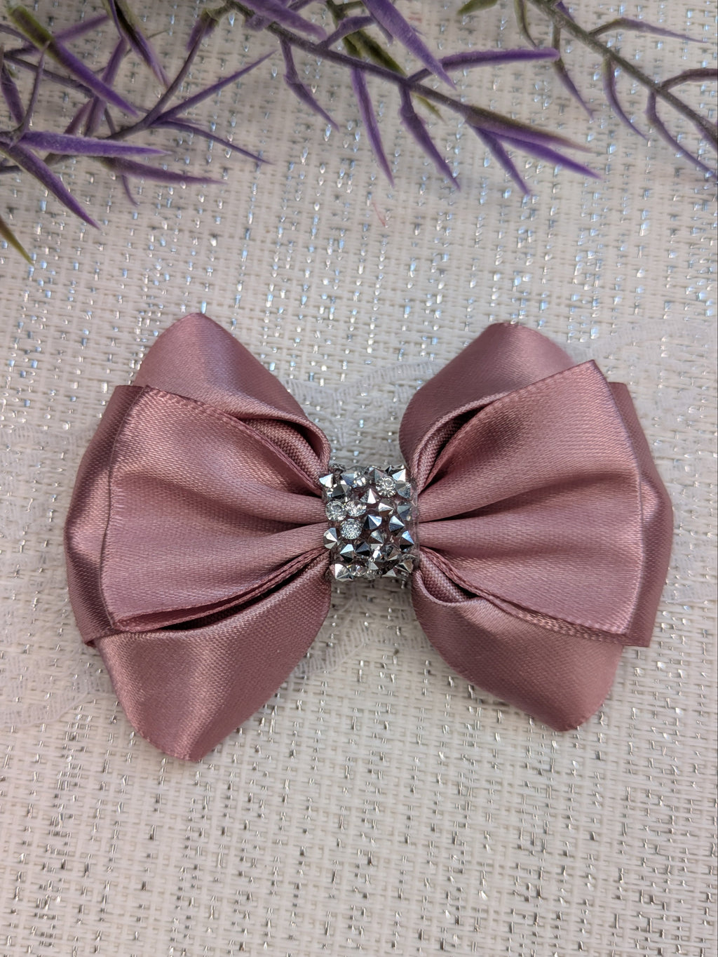 Royal Glam Handmade – Satin-Haarschleife mit Strass