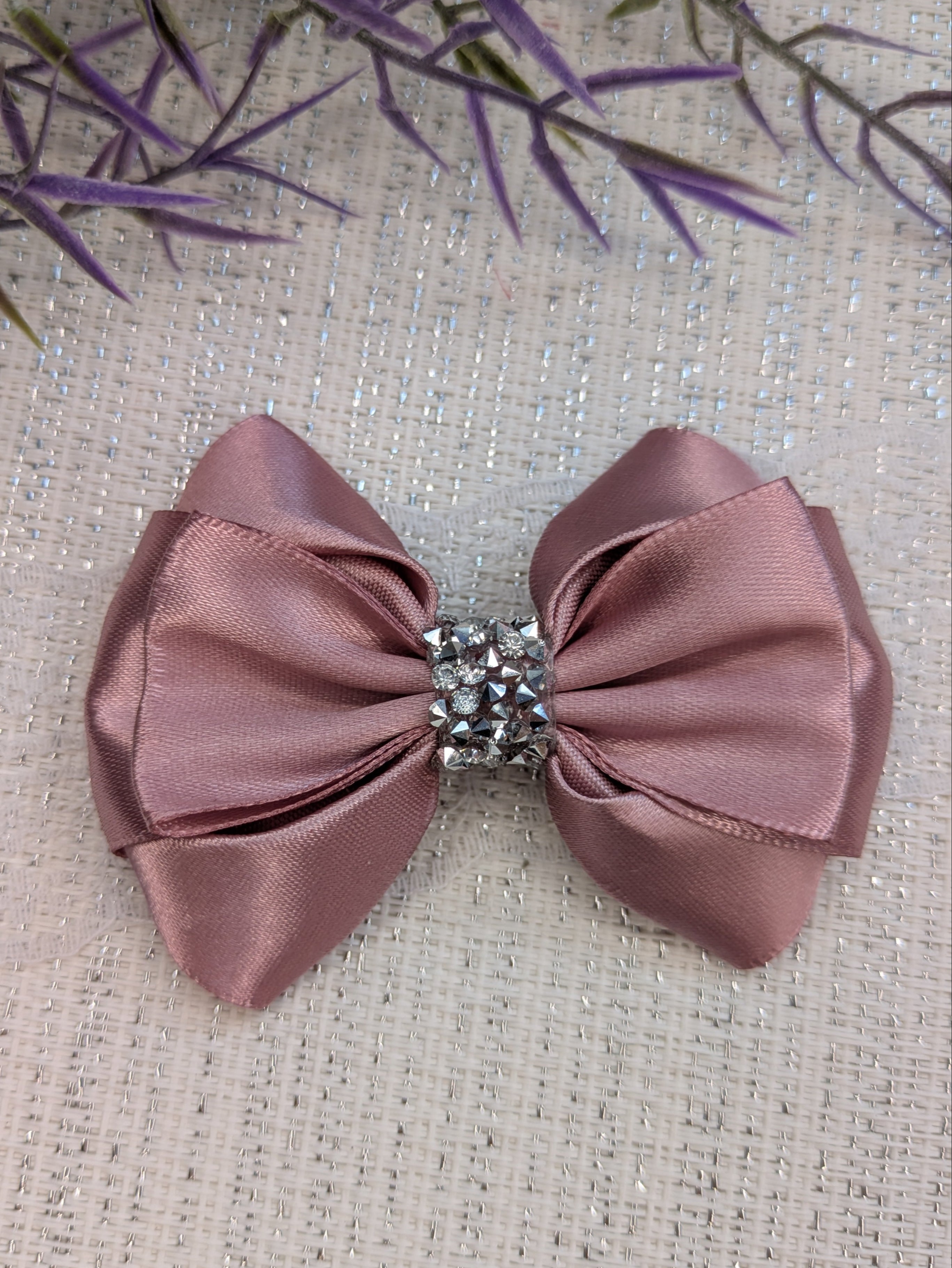 Royal Glam Handmade – Satin-Haarschleife mit Strass