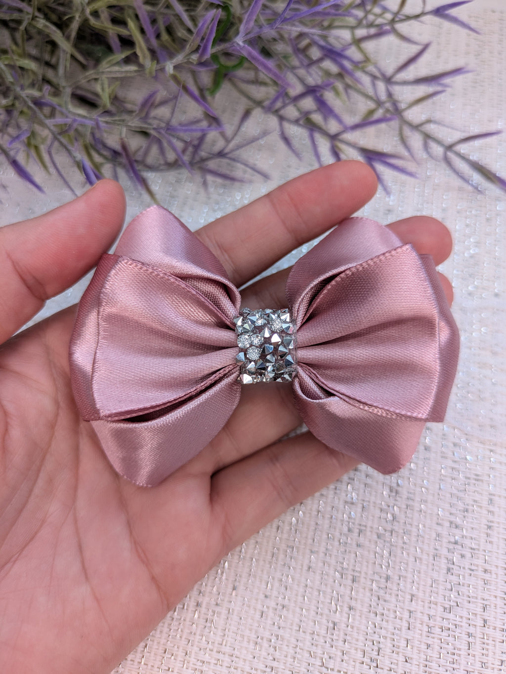 Royal Glam Handmade – Satin-Haarschleife mit Strass