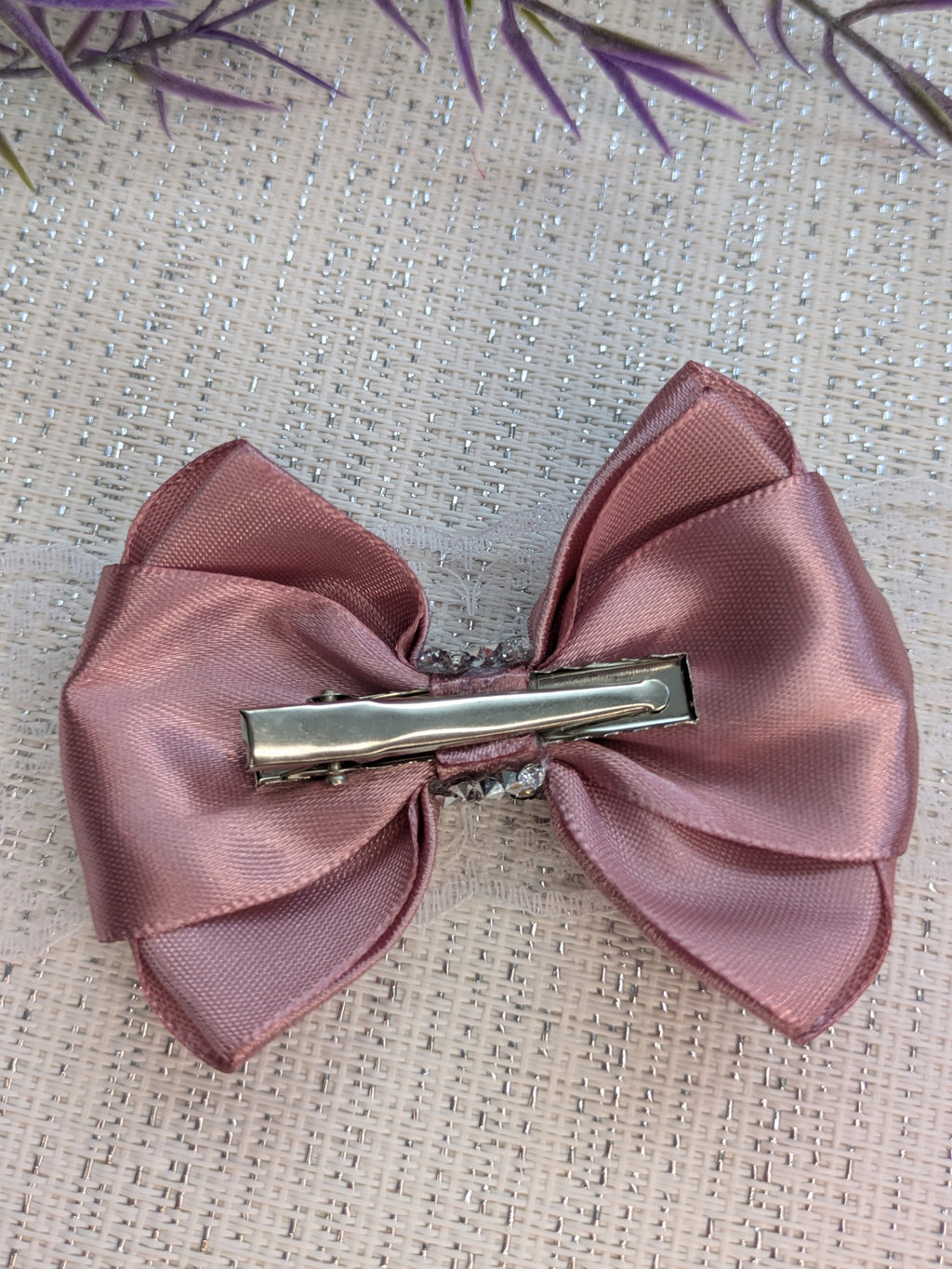 Royal Glam Handmade – Satin-Haarschleife mit Strass