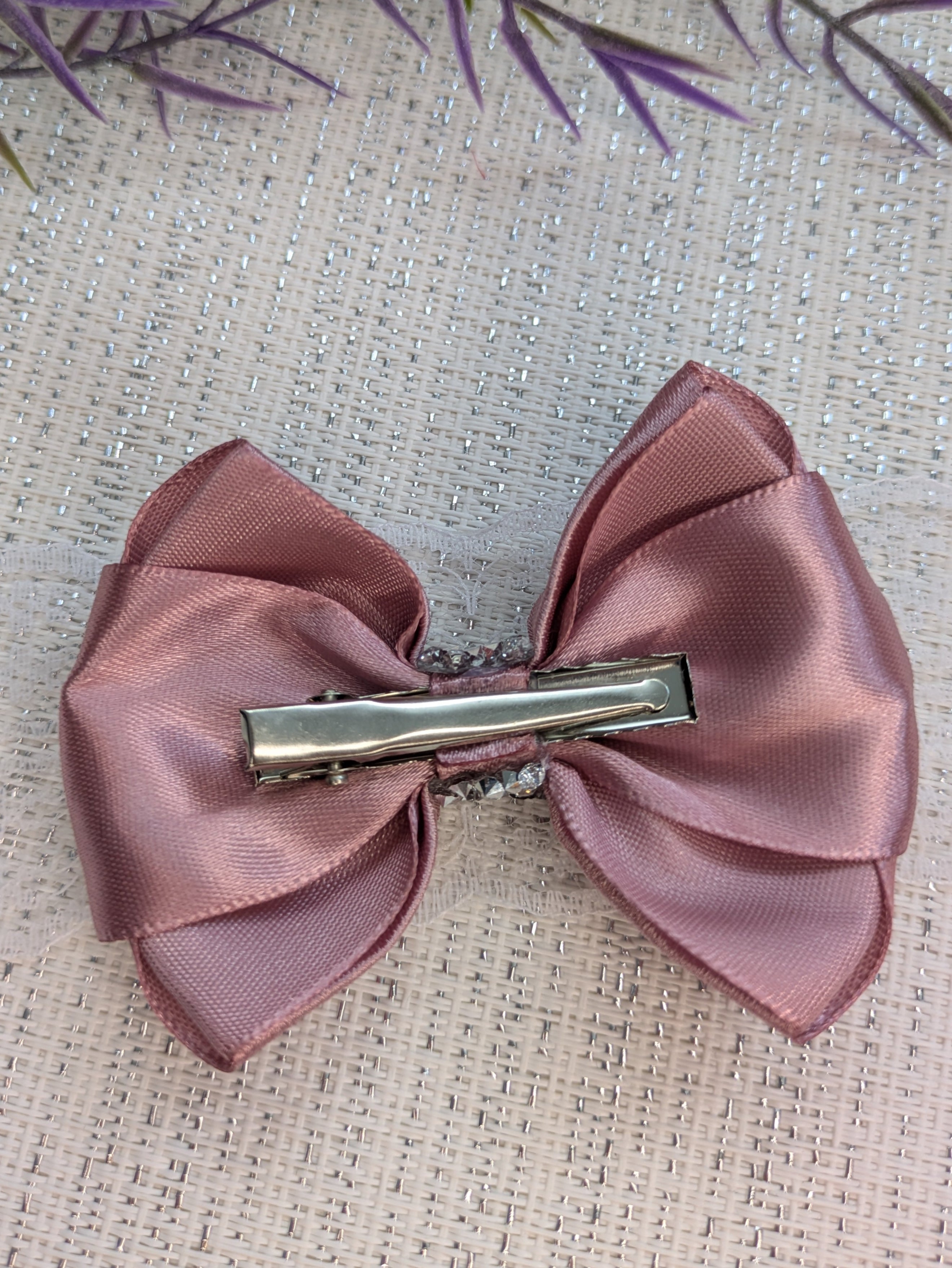 Royal Glam Handmade – Satin-Haarschleife mit Strass