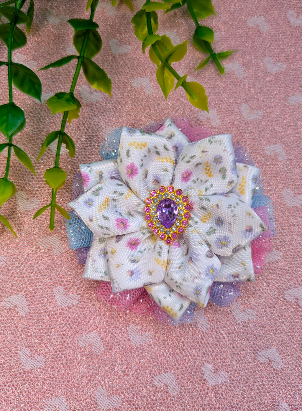 Floral Elegance Handmade – Blütenschleife mit Strass Haarschleife