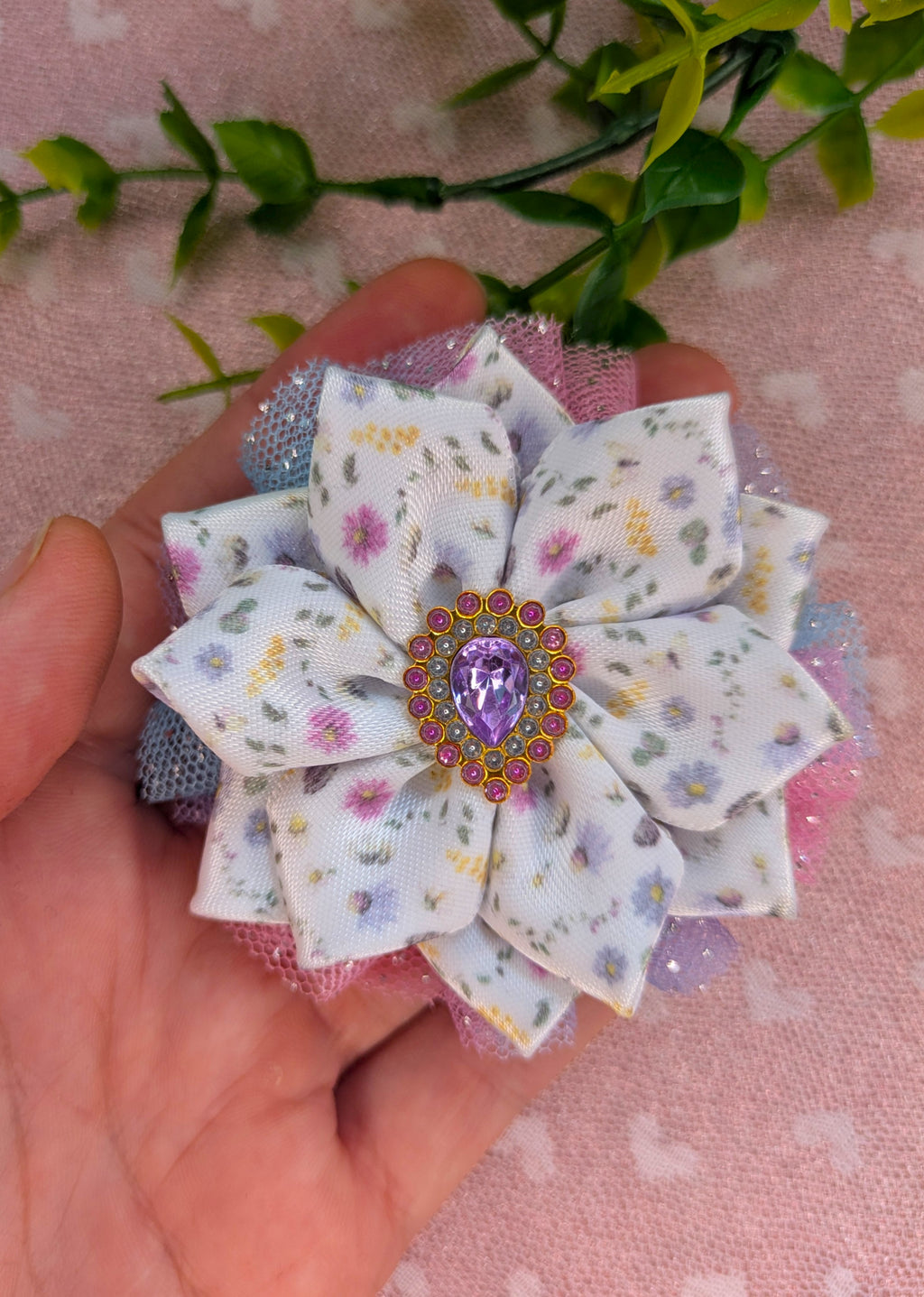 Floral Elegance Handmade – Blütenschleife mit Strass Haarschleife