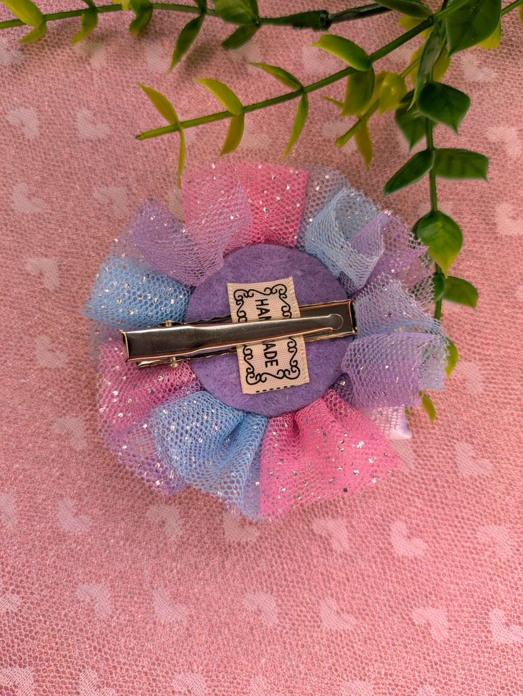 Floral Elegance Handmade – Blütenschleife mit Strass Haarschleife