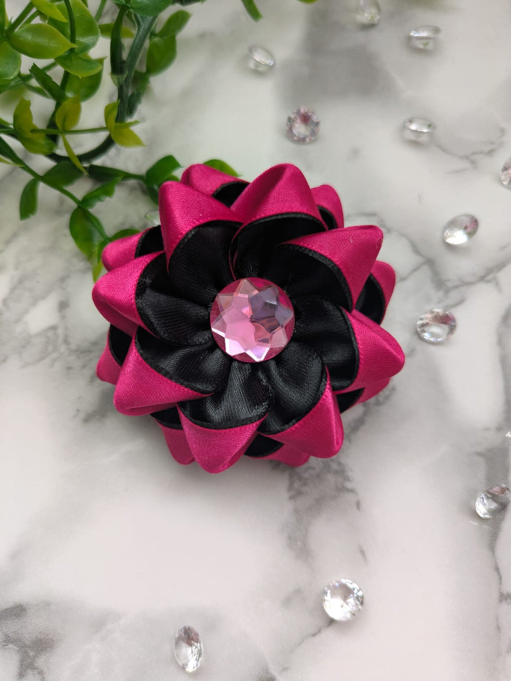 Schwarz-Pink Blumen Schleife – handgefertigt mit funkelndem Kristallstein
