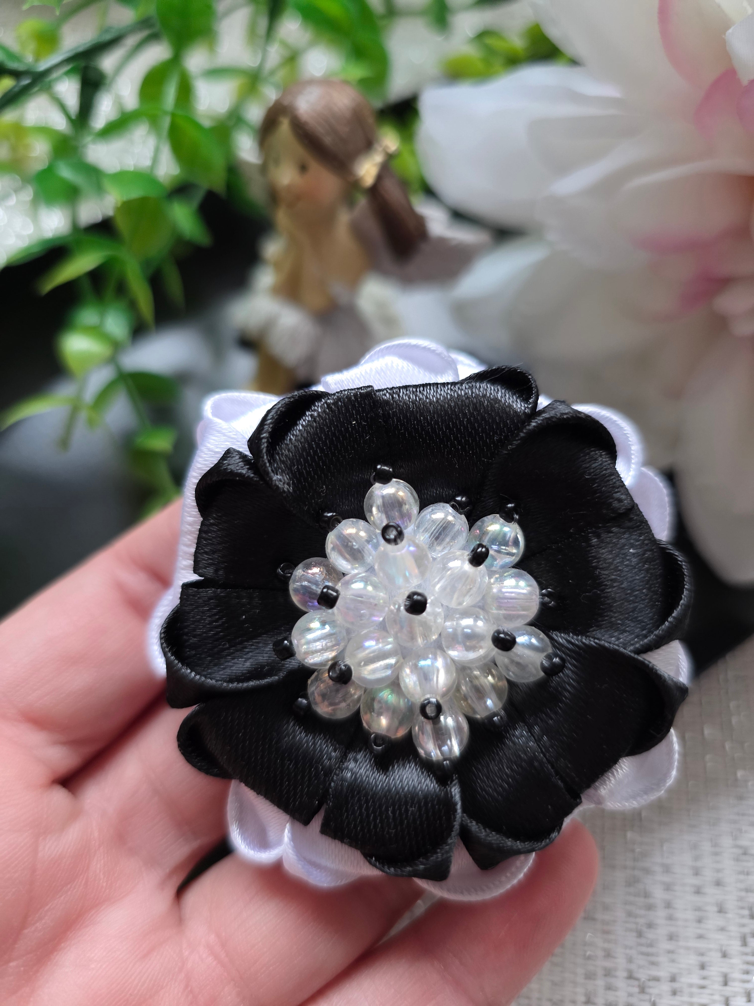 „Perlenblüte Schwarz-Weiß“ Haarschleife