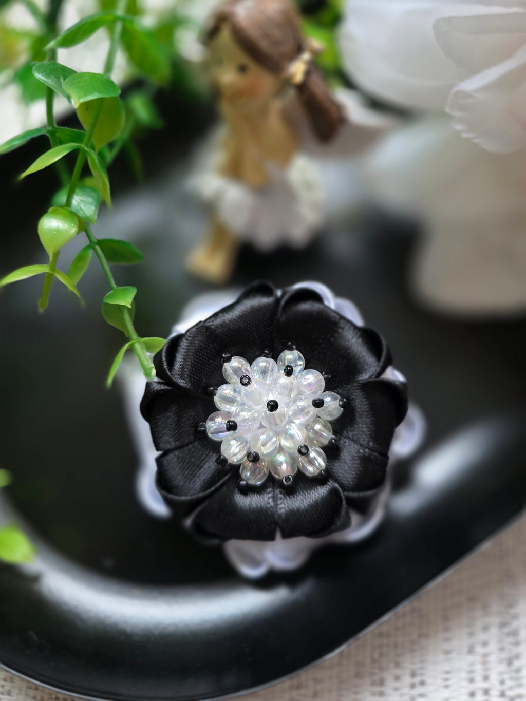 „Perlenblüte Schwarz-Weiß“ Haarschleife