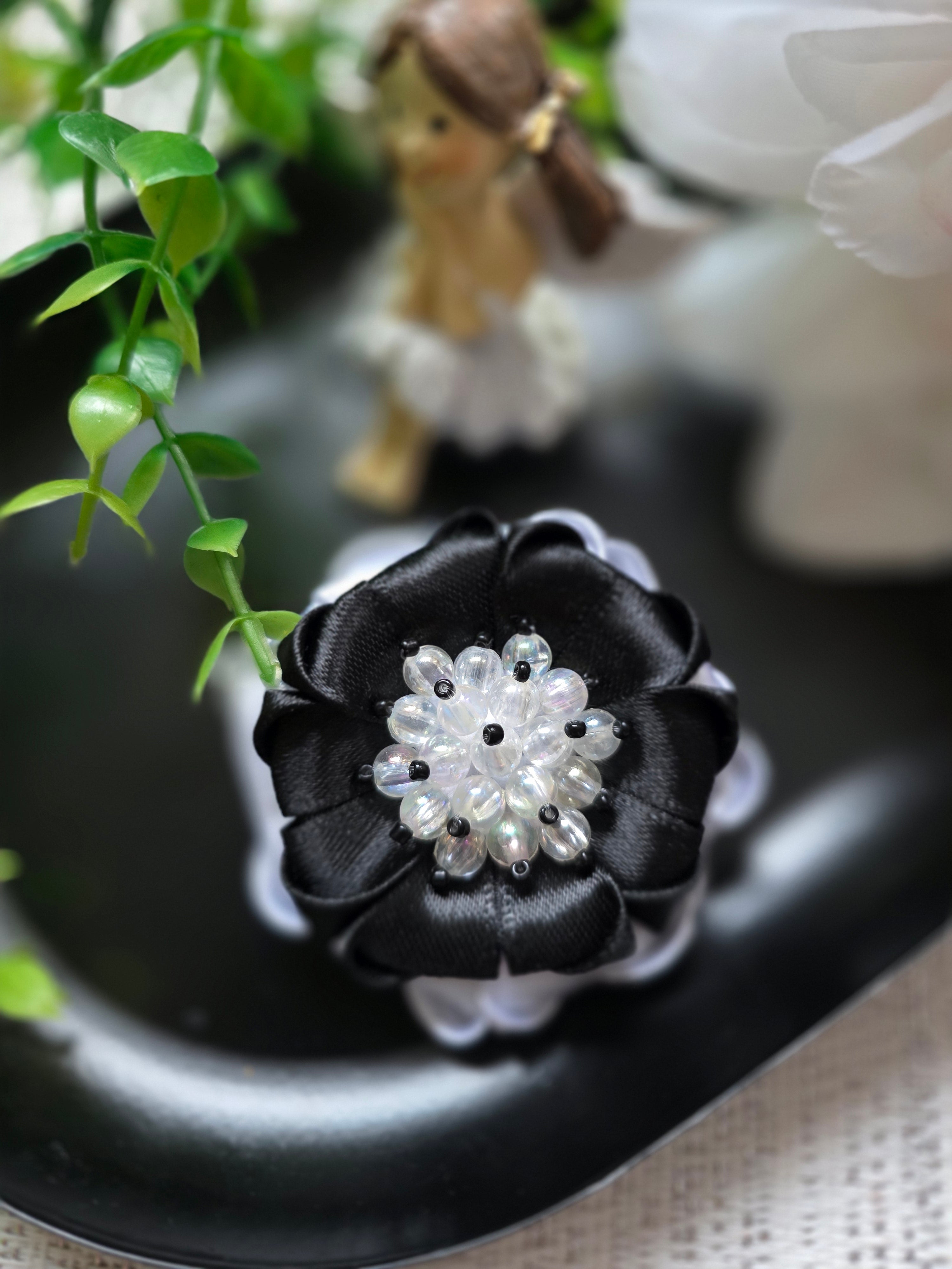 „Perlenblüte Schwarz-Weiß“ Haarschleife