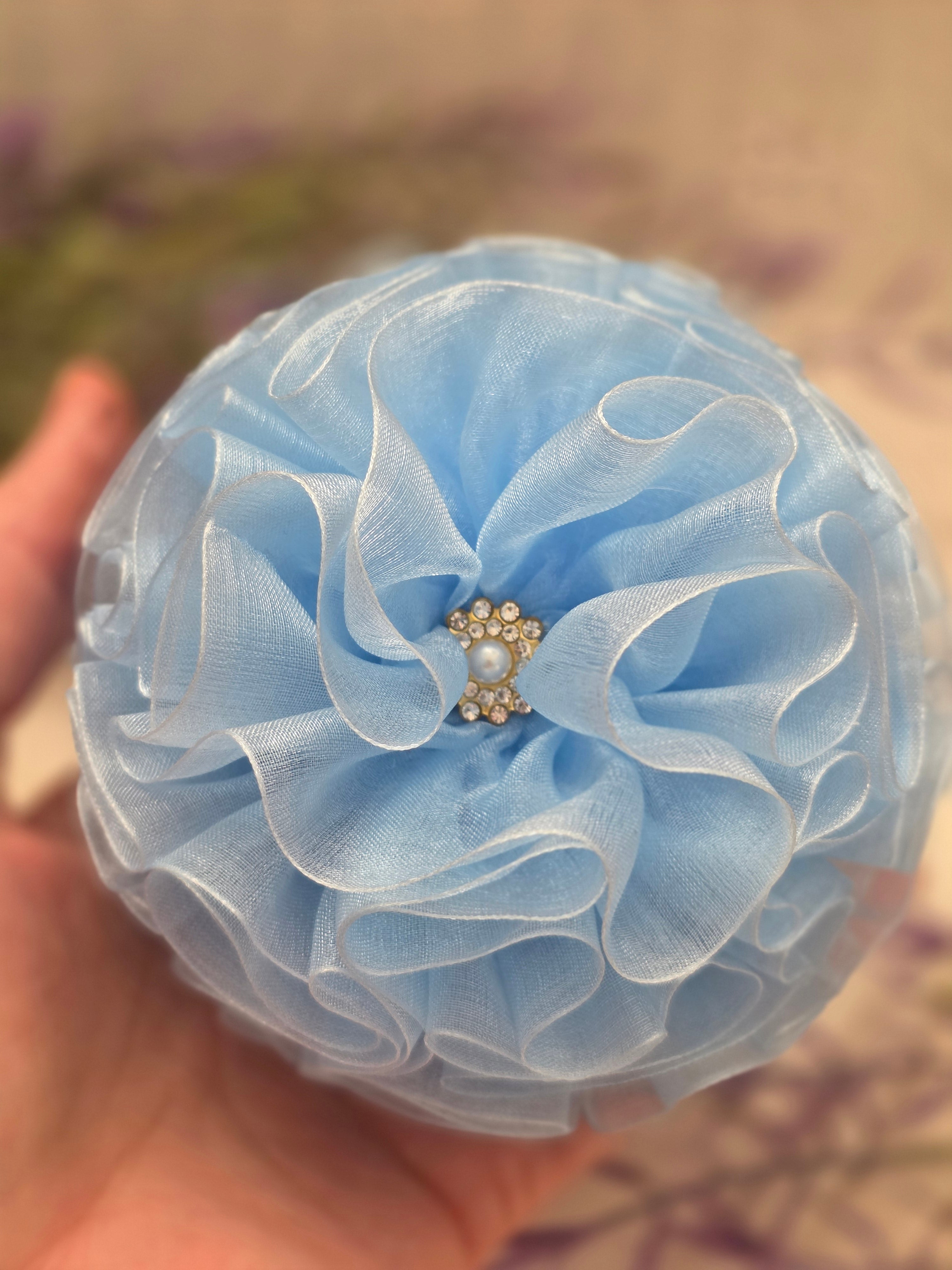 „Himmelblauer Perlenzauber“ Haarschleife