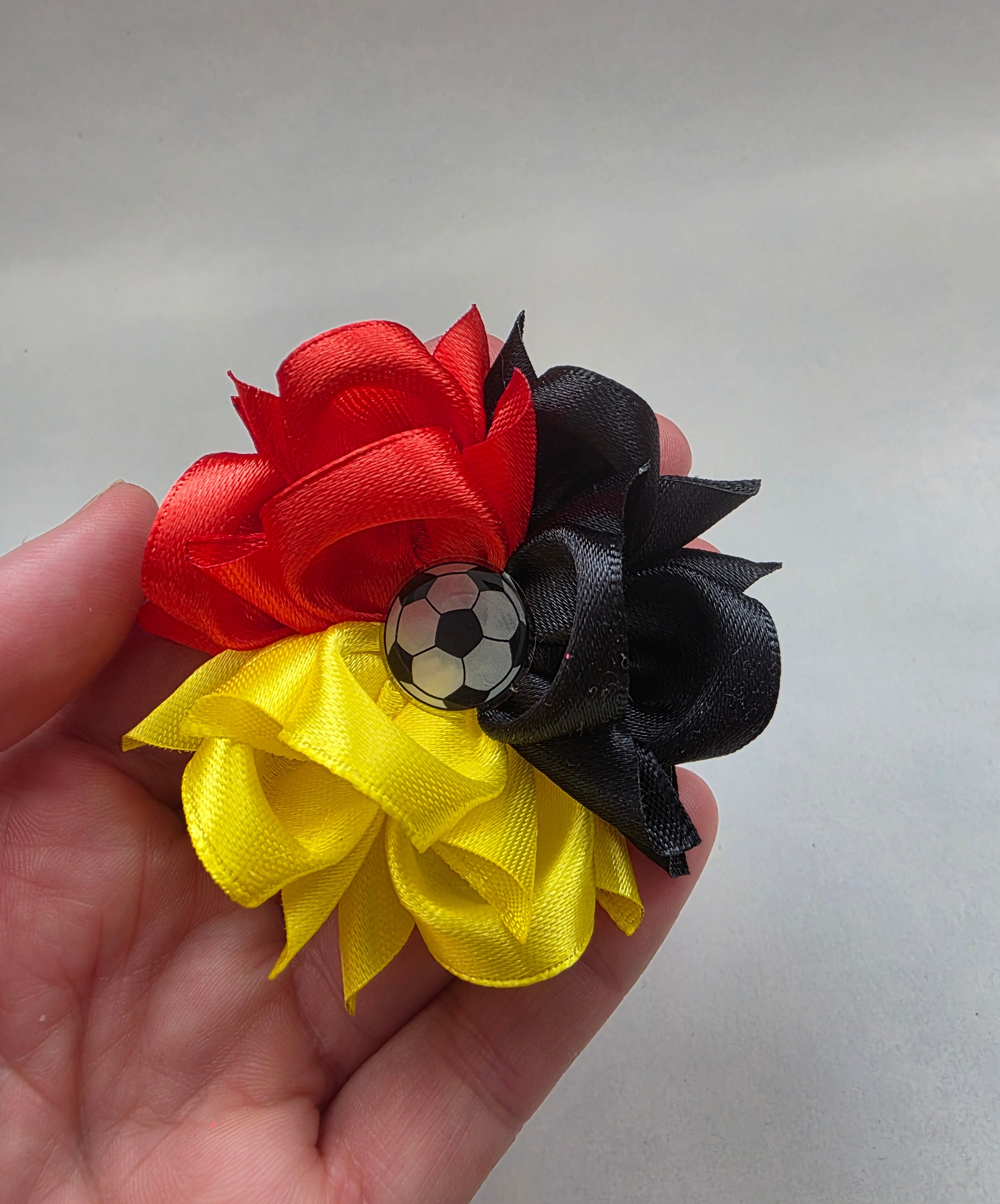 Fanblüte Schwarz-Rot-Gold Haarschleife
